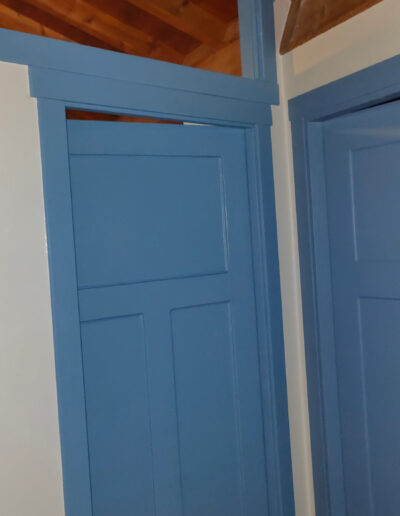 detalle de puertas de madera pintadas de azul y techo de madera hecho por carpintería o muiño